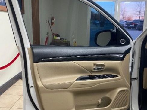 Used 2017 Mitsubishi Outlander GT image 17