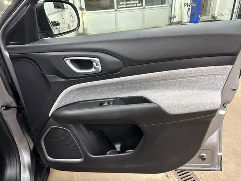 Used 2022 Jeep Compass Latitude image 29