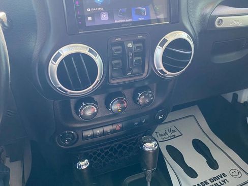Used 2017 Jeep Wrangler Unlimited Sahara w/ Connectivity Group AWD/4WD image 13