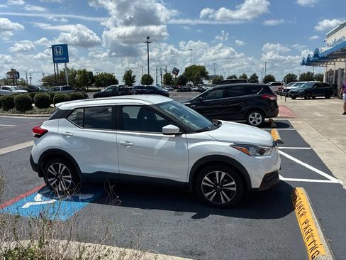Used 2018 Nissan Kicks SV FWD image 5