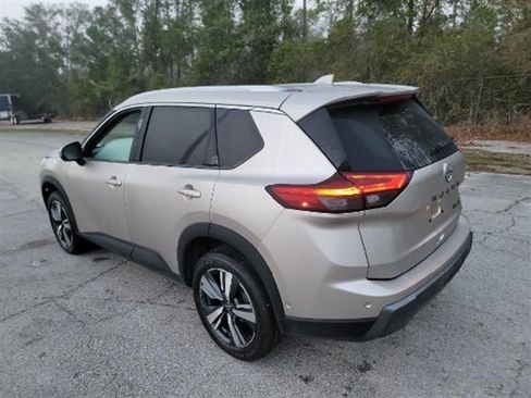 Used 2024 Nissan Rogue SL image 2