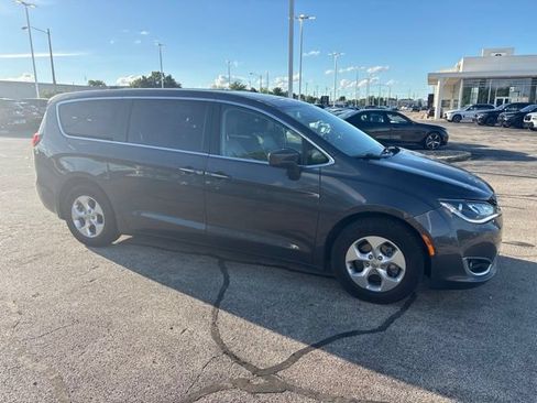 Used 2018 Chrysler Pacifica Touring Plus FWD image 3