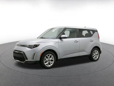 Used 2025 Kia Soul LX w/ LX Technology Package FWD image 3
