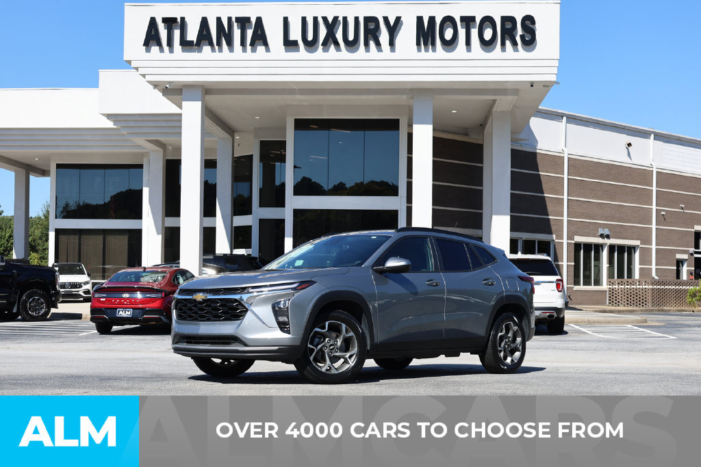 Used 2025 Chevrolet Trax LT FWD image 2