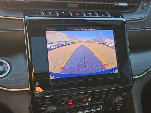 Used 2025 Jeep Grand Cherokee Altitude image 18