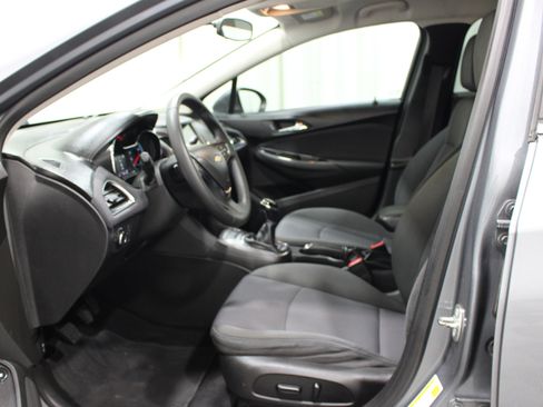 Used 2018 Chevrolet Cruze LT FWD image 3