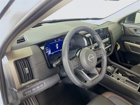 New 2025 Nissan Pathfinder Platinum image 7
