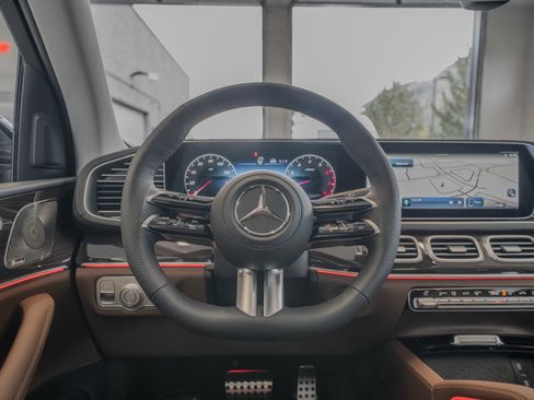 Used 2026 Mercedes-Benz GLS 450 4MATIC image 9