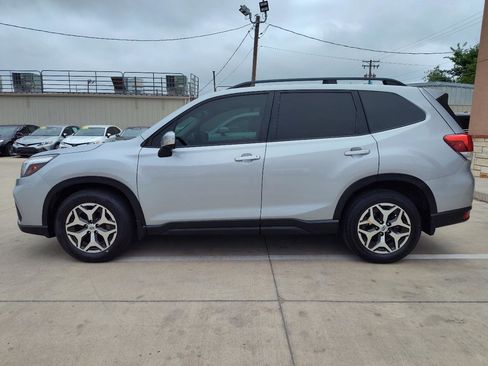 Used 2019 Subaru Forester Premium AWD/4WD image 7