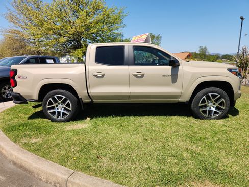 Used 2023 Chevrolet Colorado Z71 w/ Z71 Convenience Package 2 AWD/4WD image 2