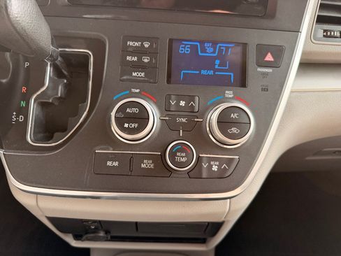 Used 2017 Toyota Sienna LE AWD/4WD image 26