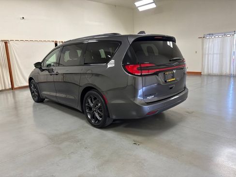Used 2021 Chrysler Pacifica Touring w/ S Appearance Package FWD image 6