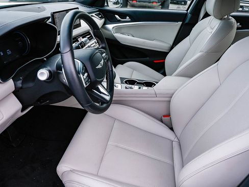 Used 2025 Genesis G70 2.5T image 18