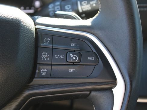 Used 2023 Jeep Grand Cherokee L Laredo image 15