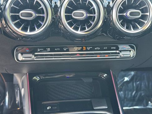 Used 2021 Mercedes-Benz GLB 250 4MATIC image 29