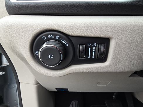 Used 2024 Chrysler Pacifica Touring-L FWD image 20