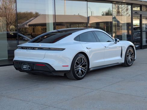 Used 2021 Porsche Taycan image 9