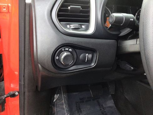 Used 2023 Jeep Renegade Latitude AWD/4WD image 17