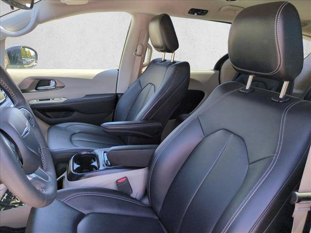 Used 2024 Chrysler Pacifica Limited FWD image 16