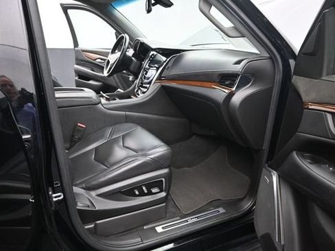 Used 2018 Cadillac Escalade ESV 4WD image 19