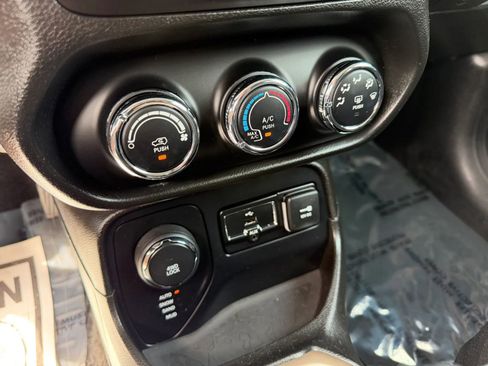 Used 2017 Jeep Renegade Latitude AWD/4WD image 17