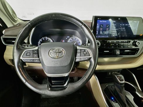 Used 2022 Toyota Highlander Limited FWD image 10