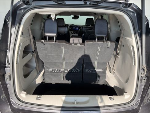 Used 2023 Chrysler Pacifica Touring-L FWD image 14