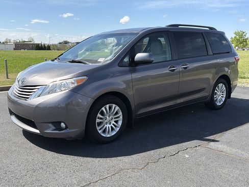 Used 2017 Toyota Sienna XLE FWD image 5