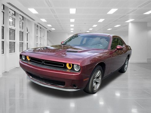 Used 2019 Dodge Challenger SXT RWD image 2