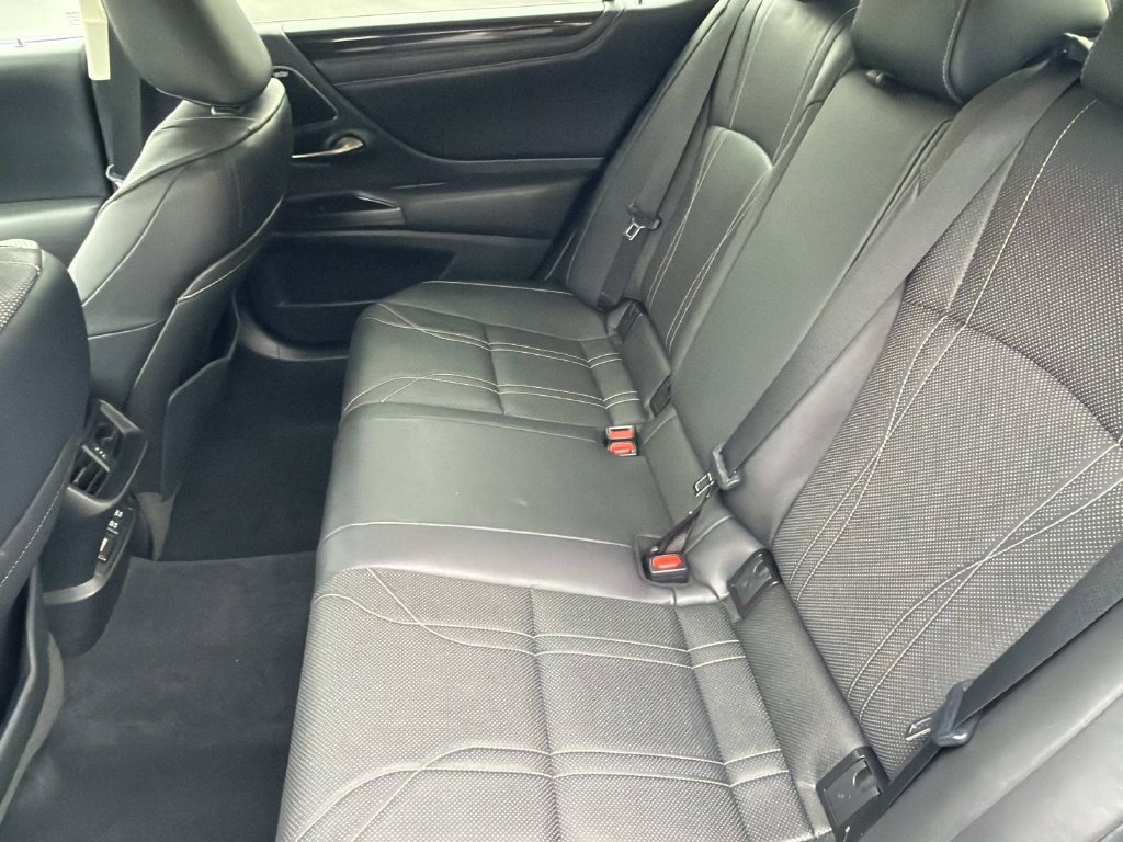 Used 2021 Lexus ES 300h w/ Accessory Package FWD image 13