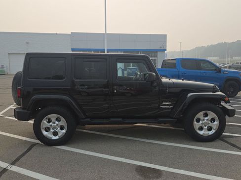 Used 2015 Jeep Wrangler Unlimited Sahara w/ Connectivity Group AWD/4WD image 7