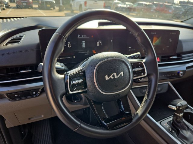 Used 2025 Kia Carnival FWD image 15
