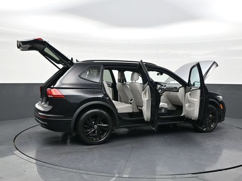 Used 2023 Volkswagen Tiguan SE R-Line image 28