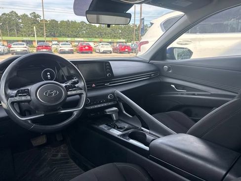 Used 2022 Hyundai Elantra SEL w/ Convenience + Premium Package FWD image 6