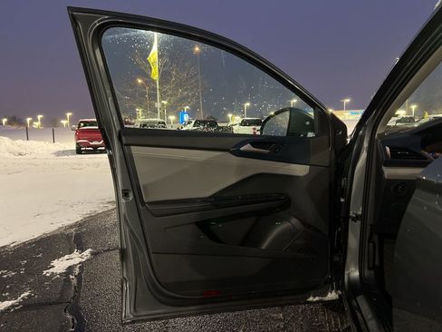 Used 2024 Volkswagen Taos SE image 7