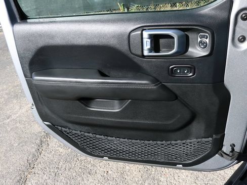 Used 2019 Jeep Wrangler Unlimited Sahara AWD/4WD image 10