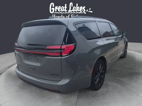 Used 2025 Chrysler Pacifica Limited FWD image 5