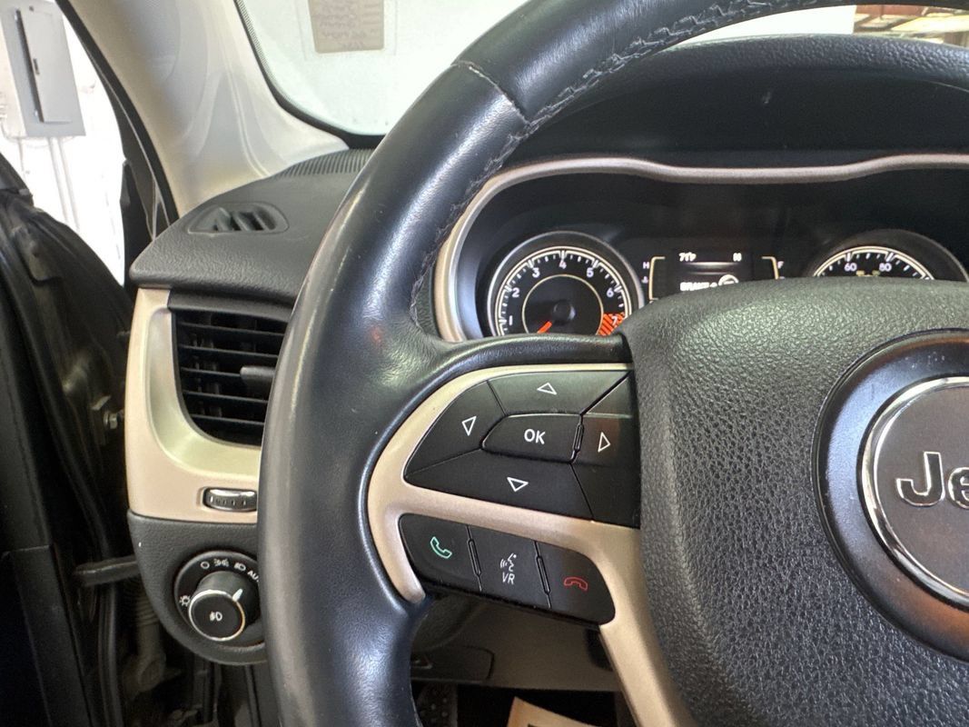 Used 2015 Jeep Cherokee Latitude AWD/4WD image 12