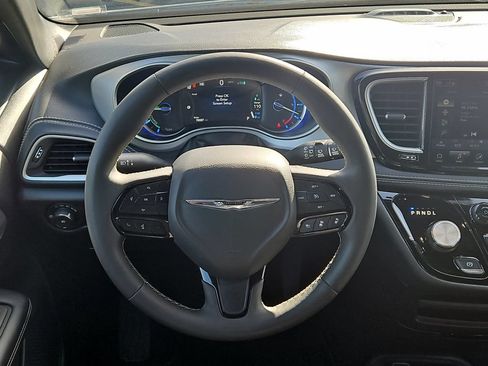 Used 2024 Chrysler Pacifica Limited FWD image 23