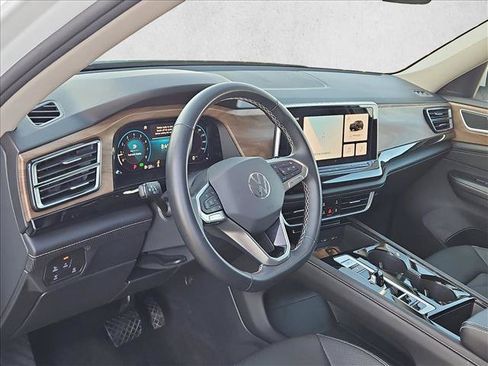 Used 2025 Volkswagen Atlas SE FWD image 10