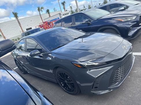 Used 2025 Toyota Camry SE image 3