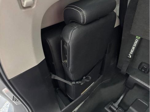 Used 2017 Toyota Sienna SE Premium FWD image 17