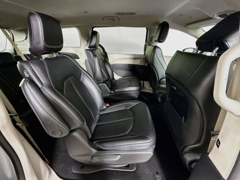 Used 2024 Chrysler Pacifica Limited FWD image 36