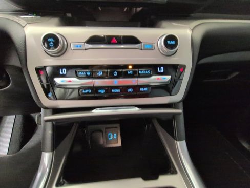 Used 2021 Ford Explorer XLT w/ Equipment Group 202A RWD image 11