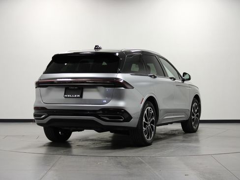 Used 2024 Lincoln Nautilus Reserve image 4