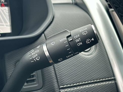 Used 2025 Land Rover Discovery Dynamic SE AWD/4WD image 11