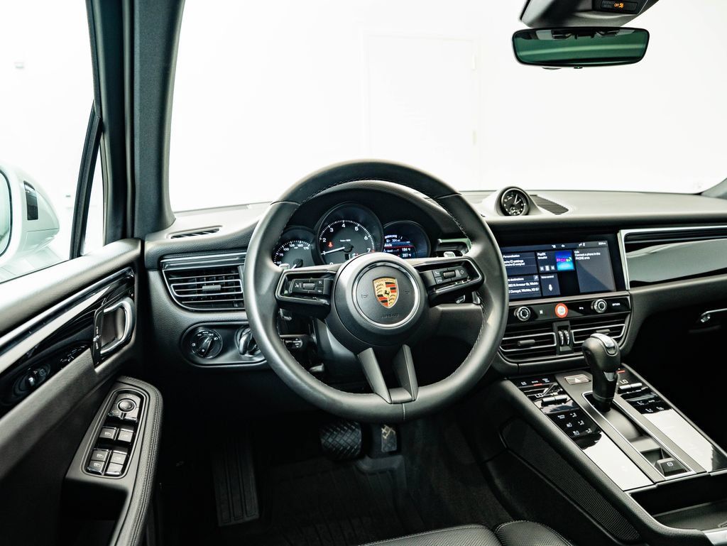 Certified 2026 Porsche Macan AWD/4WD image 4
