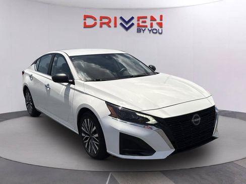 Used 2025 Nissan Altima 2.5 SV FWD image 2