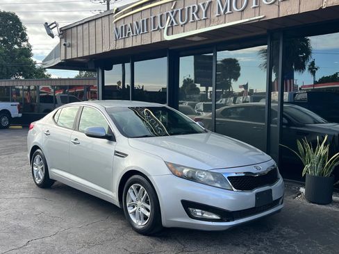 Used 2012 Kia Optima LX w/ Convenience Pkg FWD image 2