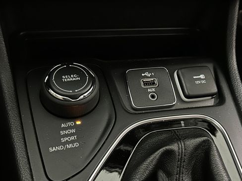 Used 2019 Jeep Cherokee Limited AWD/4WD image 12